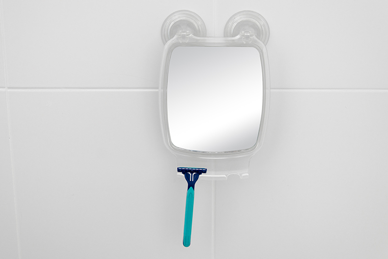 Imagem meramente ilustrativa. Espelho plástico na cor CRIST no banheiro.